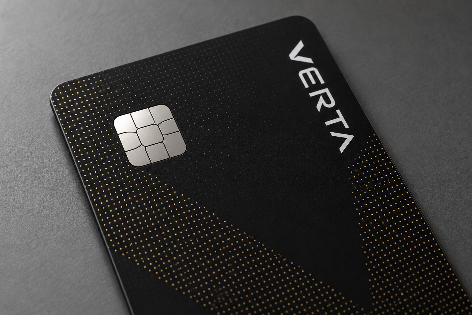 Detalhe do cartão Verta preto com chip e aproximação